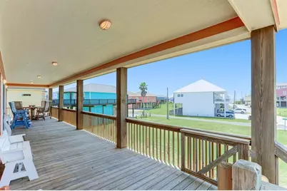 934 S Cove, Crystal Beach, TX 77650 - Photo 3