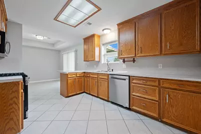 470 W Houston Street, Highlands, TX 77562 - Photo 7