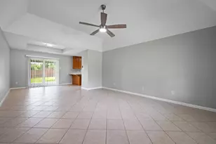 470 W Houston St, Highlands, TX 77562 - Photo 3