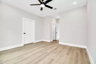 8409 Sunnyhill St, Houston, TX 77088 - Photo 11