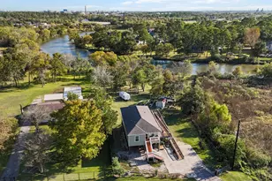 9810 Oak Leaf Dr, Baytown, TX 77521 - Photo 5