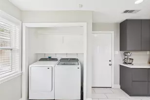 9202 Bintliff Dr, Houston, TX 77074 - Photo 23