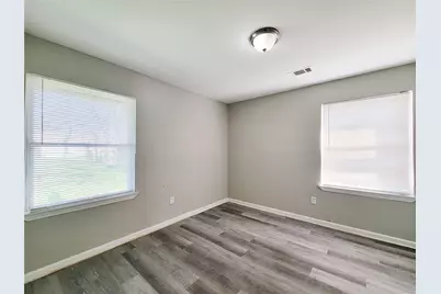 5835 Kenilwood Drive, Houston, TX 77033 - Photo 9