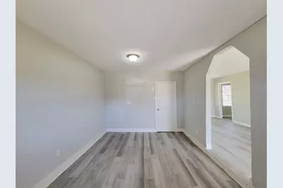 5835 Kenilwood Drive, Houston, TX 77033 - Photo 19