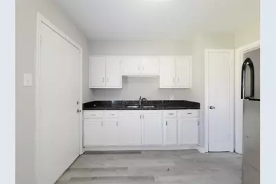 5835 Kenilwood Drive, Houston, TX 77033 - Photo 17