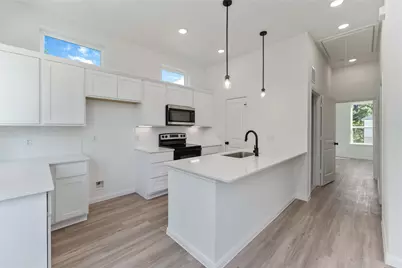 4713 Mallow Street #E/F, Houston, TX 77033 - Photo 7