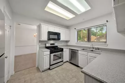 34 Village Knoll Place, The Woodlands, TX 77381 - Photo 9