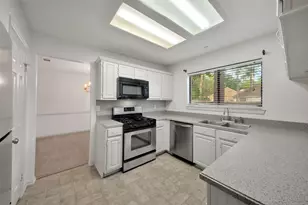 34 Village Knoll Pl, The Woodlands, TX 77381 - Photo 9