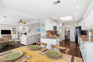 523 Paradise Dr, Galveston, TX 77554 - Photo 9