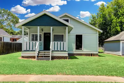 523 E Mulberry Street, Angleton, TX 77515 - Photo 1
