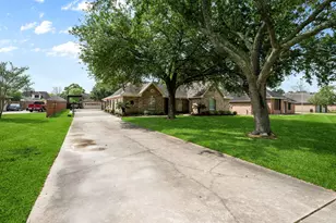 302 River Oaks Dr, Baytown, TX 77523 - Photo 3