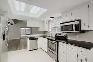 16227 Mill Point Dr, Houston, TX 77059 - Photo 9