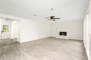 560 Landfall Ln, Conroe, TX 77302 - Photo 15