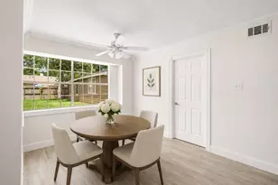 560 Landfall Ln, Conroe, TX 77302 - Photo 5