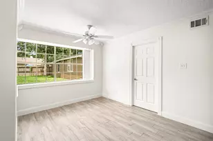 560 Landfall Ln, Conroe, TX 77302 - Photo 17