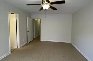 864 A Wax Myrtle Ln, Houston, TX 77079 - Photo 19