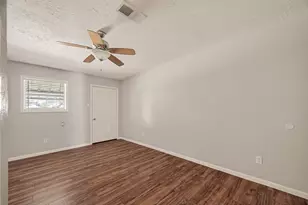 406 W Oak St, Highlands, TX 77562 - Photo 19