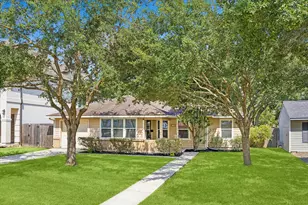 140 Pamellia Dr, Bellaire, TX 77401 - Photo 1