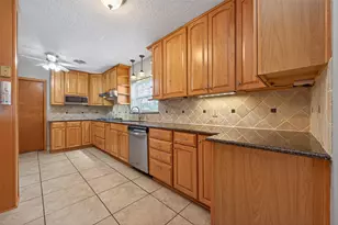 1910 Claiborne Dr, League City, TX 77573 - Photo 9