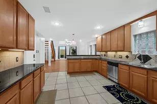 2430 Nantucket Dr, Houston, TX 77057 - Photo 5