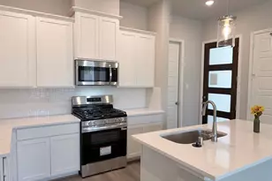1609 Regents Ct, Houston, TX 77055 - Photo 5