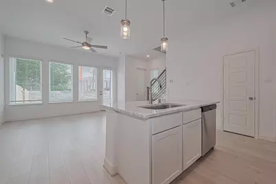 1609 Regents Court, Houston, TX 77055 - Photo 9