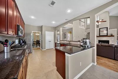 127 N Hawthorne Hollow Circle, The Woodlands, TX 77384 - Photo 15
