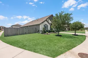 8707 W Cres Lake Cir, Baytown, TX 77521 - Photo 3