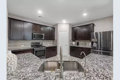 8707 W Crescent Lake Circle, Baytown, TX 77521 - Photo 9