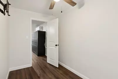 1300 S Kansas Avenue, Anahuac, TX 77514 - Photo 15