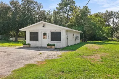 1300 S Kansas Avenue, Anahuac, TX 77514 - Photo 1