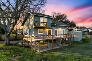 702 E Meyer Rd, Seabrook, TX 77586 - Photo 1