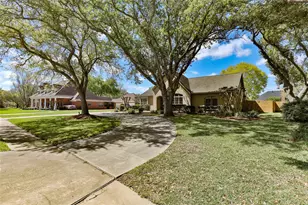 105 Paint Brush St, Lake Jackson, TX 77566 - Photo 3