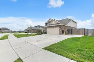 9818 Colonial Downs Dr, Mont Belvieu, TX 77523 - Photo 3