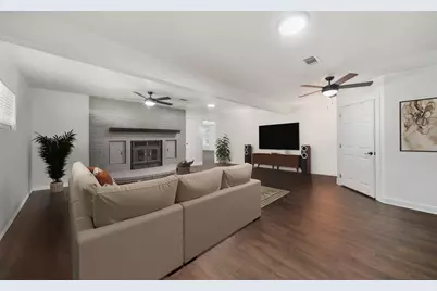 2303 Perryman Avenue, Palacios, TX 77465 - Photo 9