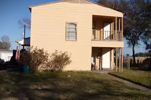 618 N 11th St, Texas City, TX 77590 - Photo 1