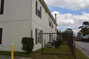 304 Dell Ct, Houston, TX 77009 - Photo 7