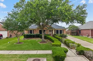 112 Sandstone Bend Ln, Dickinson, TX 77539 - Photo 1