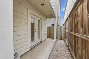 960 W 24th St, Houston, TX 77008 - Photo 3