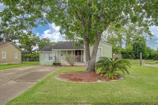 126 Huisache St, Lake Jackson, TX 77566 - Photo 3