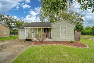 126 Huisache St, Lake Jackson, TX 77566 - Photo 1