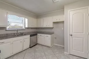 208 17th Ave N, Texas City, TX 77590 - Photo 5