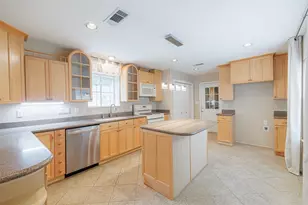 519 E Hillary Cir, Sugar Land, TX 77498 - Photo 11