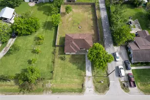 511 Jones Rd, Highlands, TX 77562 - Photo 3