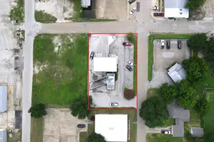 207 E Cottonwood St, Madisonville, TX 77864 - Photo 1