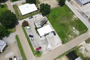 207 E Cottonwood St, Madisonville, TX 77864 - Photo 1
