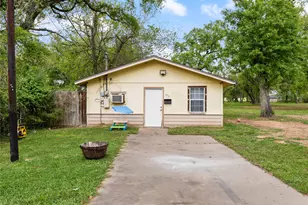 496 James St, Clute, TX 77531 - Photo 3