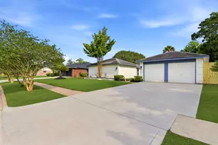 621 W Castle Harbour Dr, Friendswood, TX 77546 - Photo 3