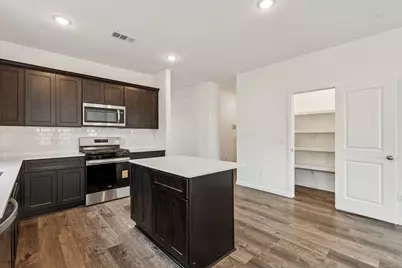 1009 S Oakhurst Drive, Dayton, TX 77535 - Photo 5