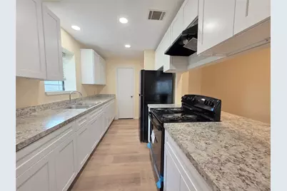 618 S Frazier Street #B, Conroe, TX 77301 - Photo 5